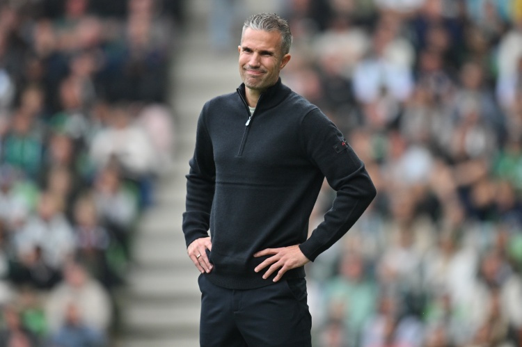 极速赛车-范佩西回应昆滕·廷伯炮轰：关系难以挽回，我基于表现评判球员